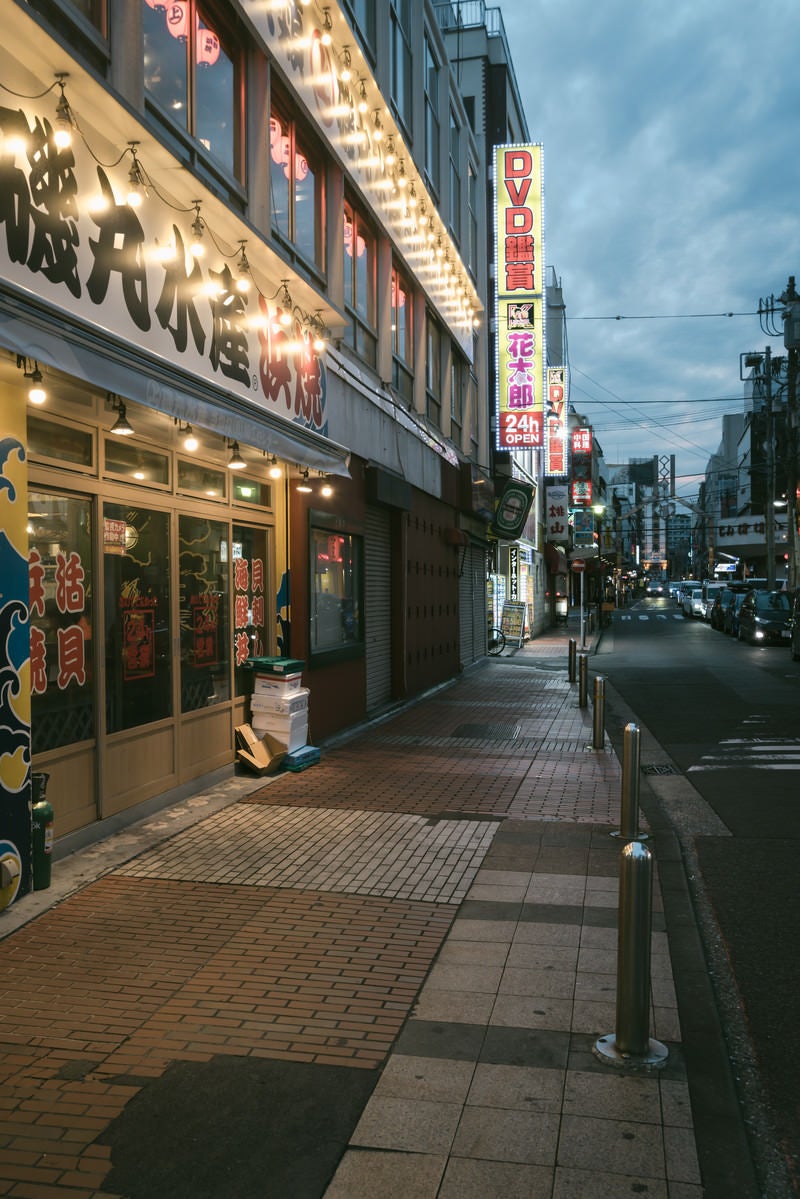 伊勢佐木商店街の裏道の写真