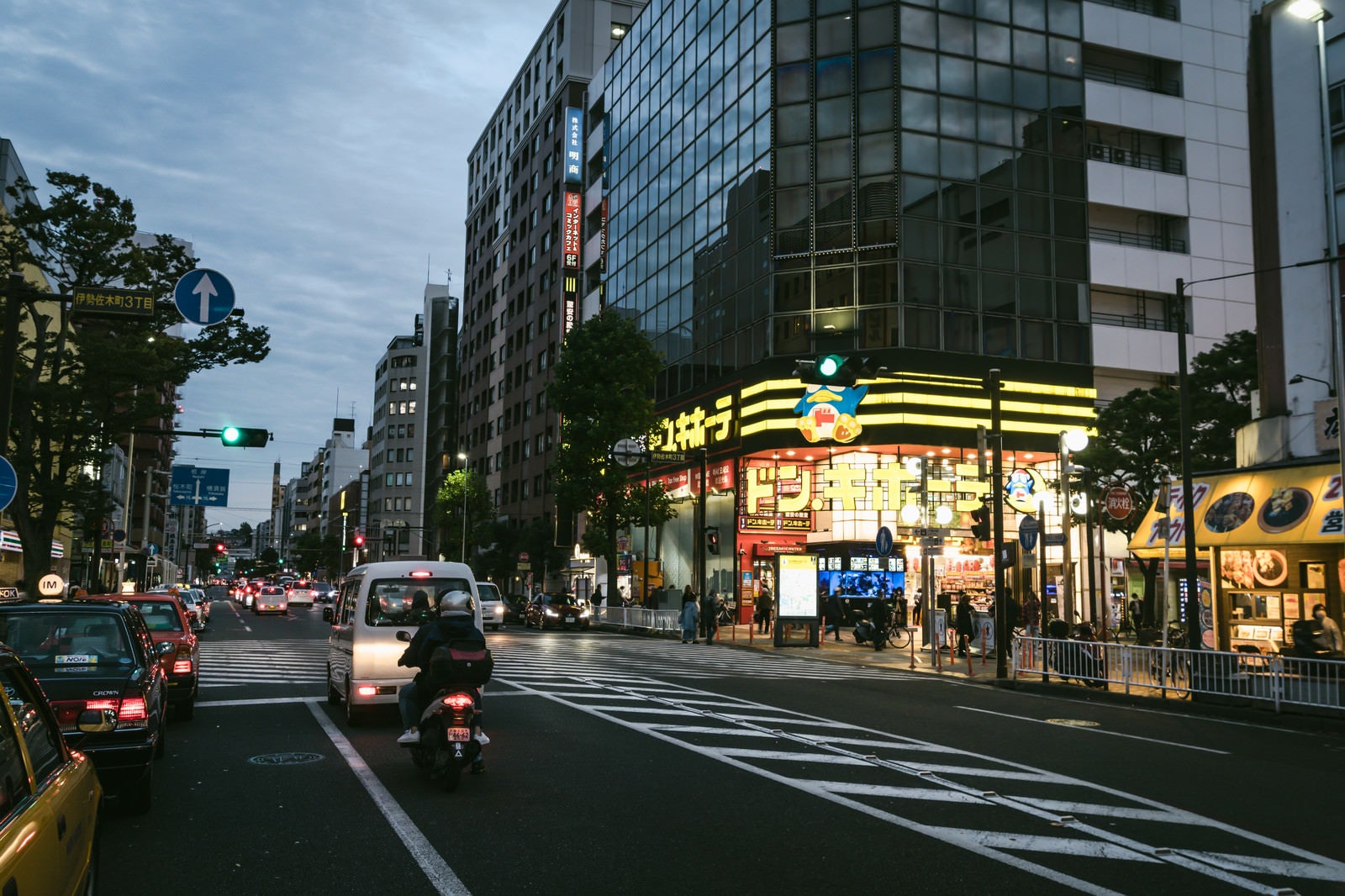 「ドンキホーテ沿いの車道（伊勢佐木長者町）」の写真