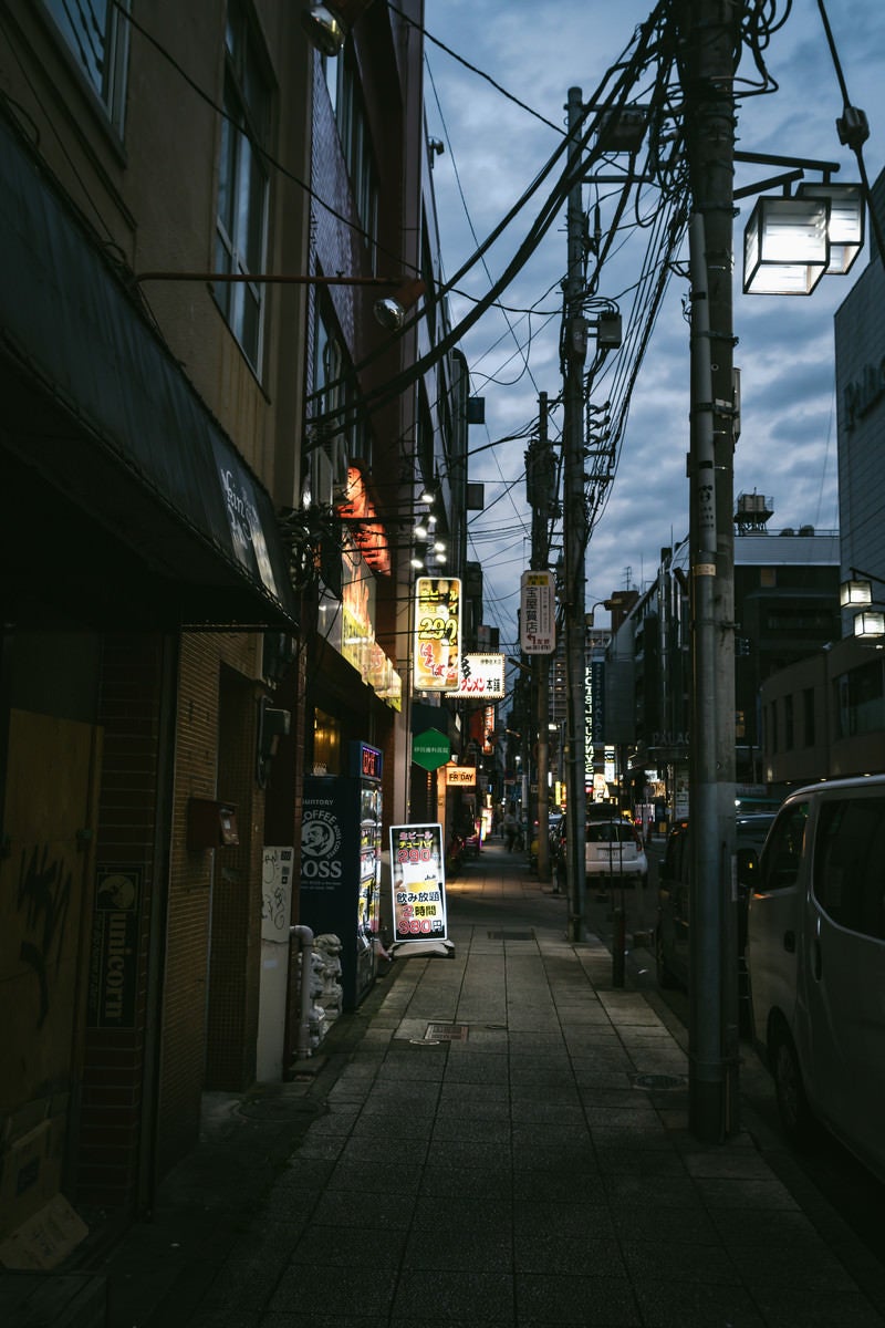 伊勢佐木長者町の路地に並ぶ看板の写真