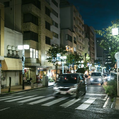 伊勢佐木長者町横断歩道を通過する車の写真