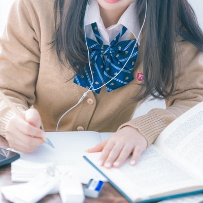 受験勉強に励む女子高生の写真