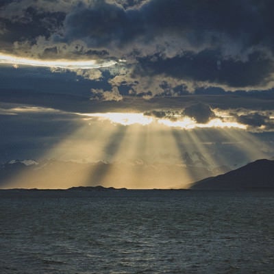 雲間から舞降りる天使のはしごの写真