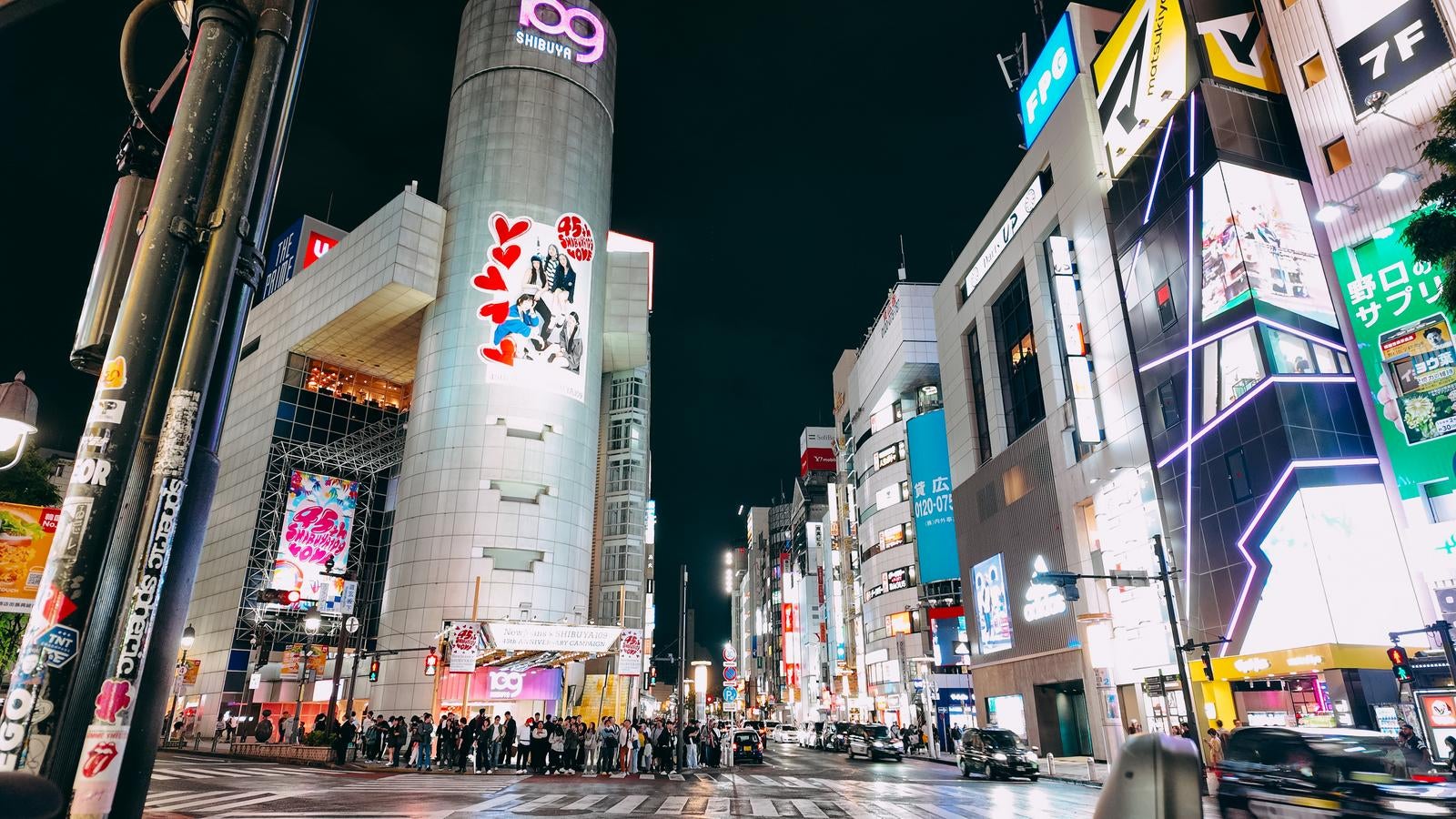 「渋谷109前の人混みと繁華街」の写真