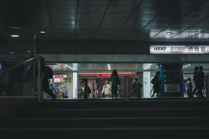 渋谷駅（井の頭線）の地下通路と井の頭線改札口の写真