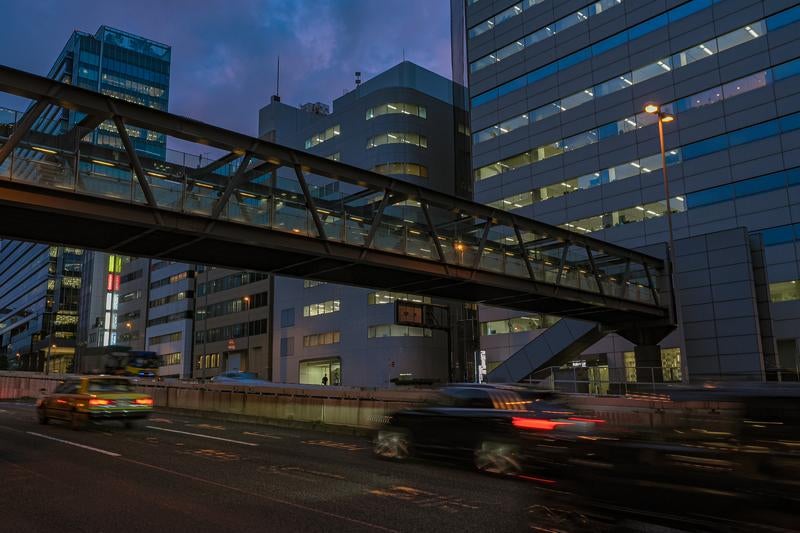 ブリッジ渋谷21付近の夜景と交通量の多い幹線道路の写真