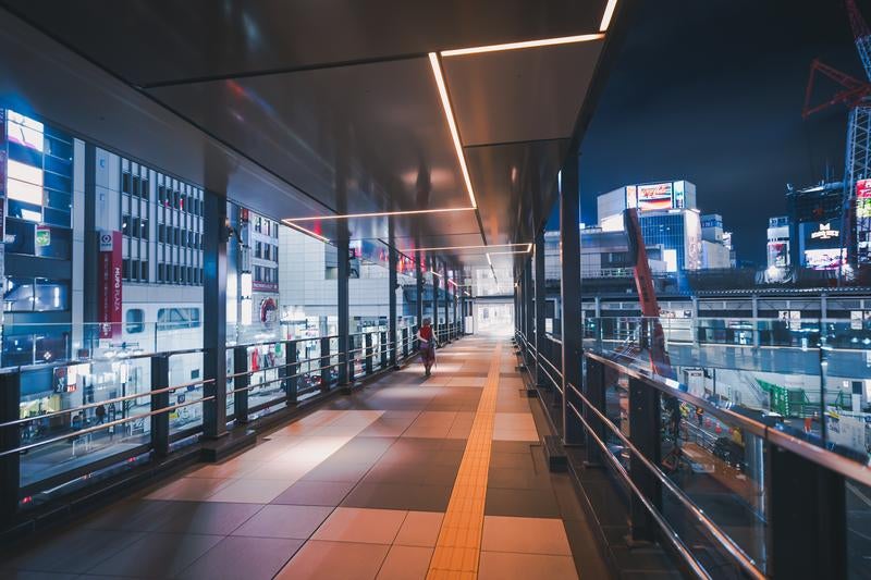 東京渋谷の夜景歩道橋の写真