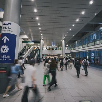 井の頭線との乗り換えに移動する自由通路の様子の写真