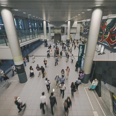 渋谷マークシティの自由通路の様子を2階からの写真