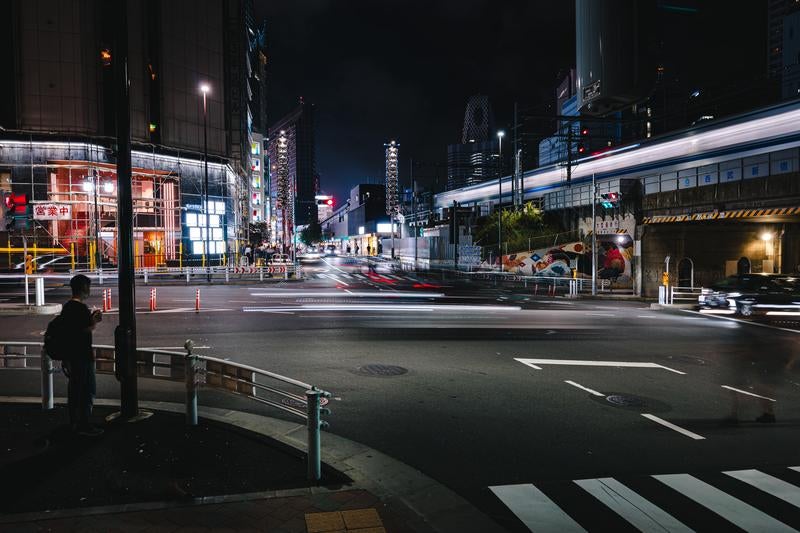 職安通りと西武新宿駅前通りの交差点（夜間）の写真