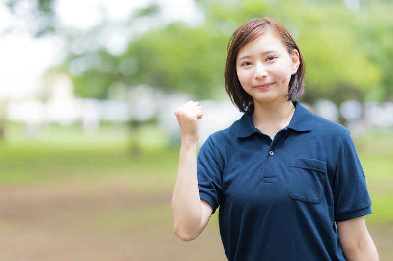 ガッツポーズで応援する介護子の女性の写真