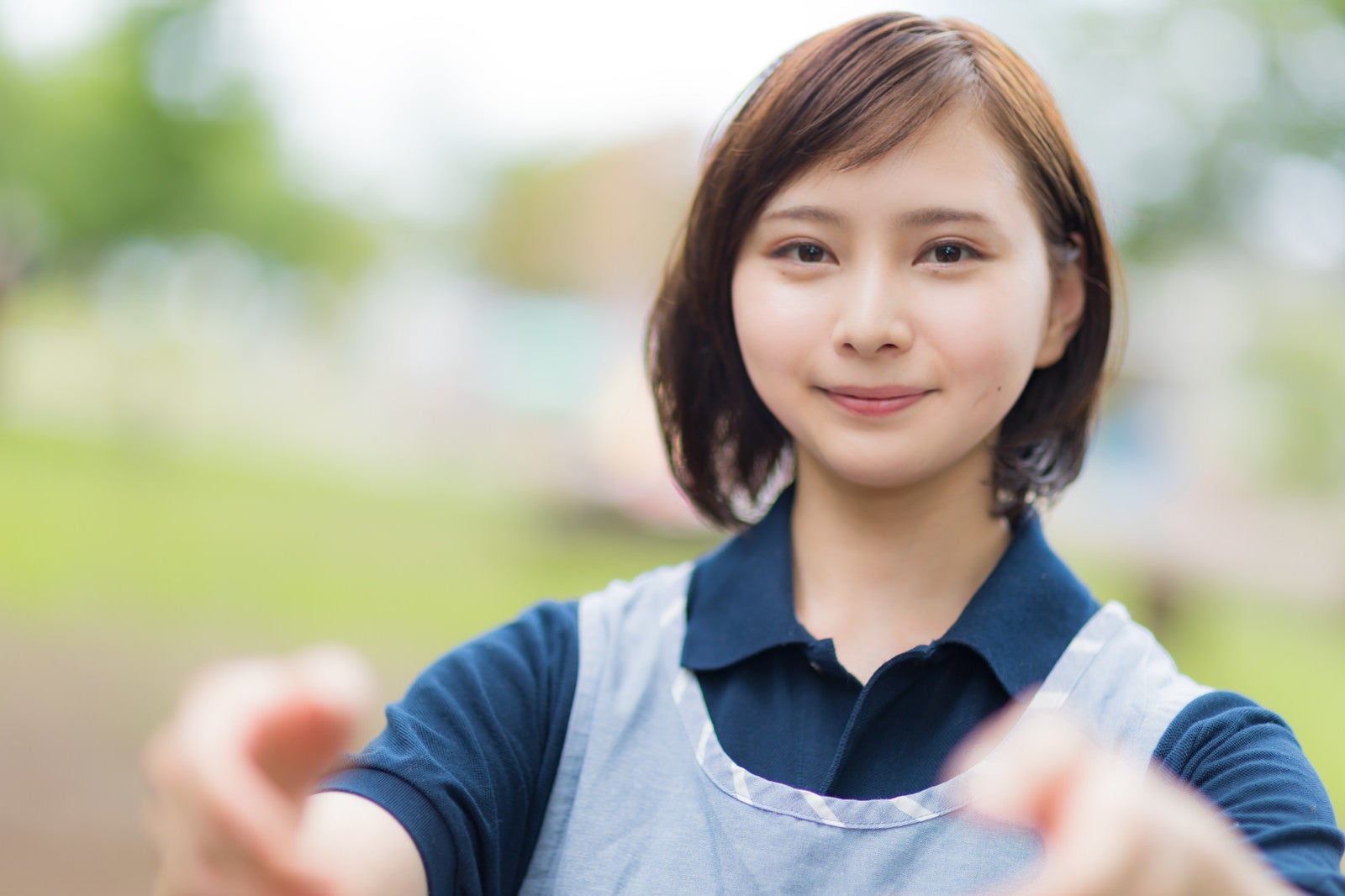 「両手を差し伸べる介護士の女性」の写真［モデル：yumiko］