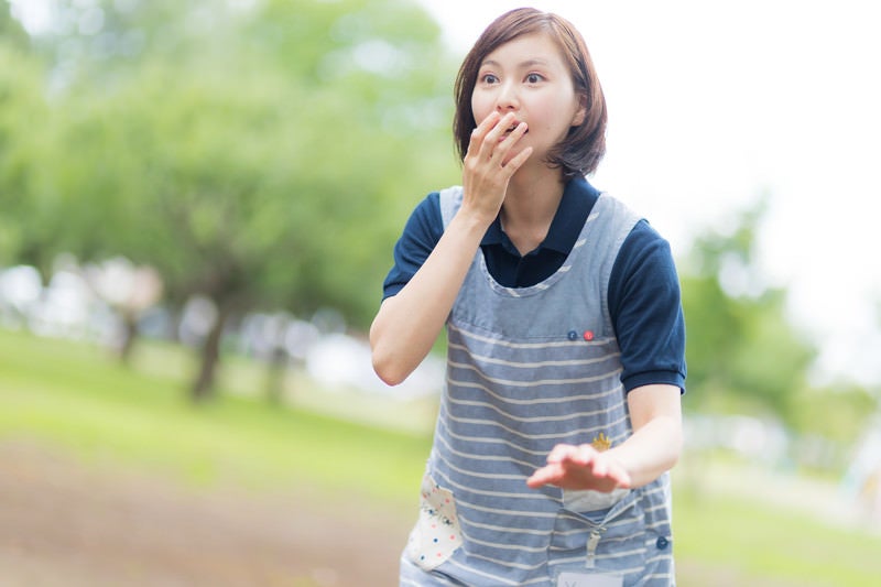 思いがけない出来事に驚き声も出ない介護士の女性の写真