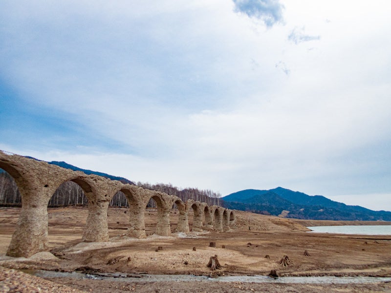 糠平湖の湖底から望むタウシュベツ川橋梁の写真