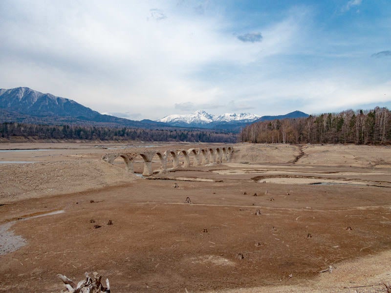 タウシュベツ川橋梁の湖底からの風景の写真