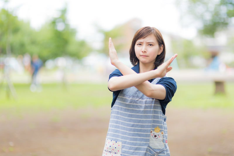 それは絶対にダメです！　（女性介護士）の写真