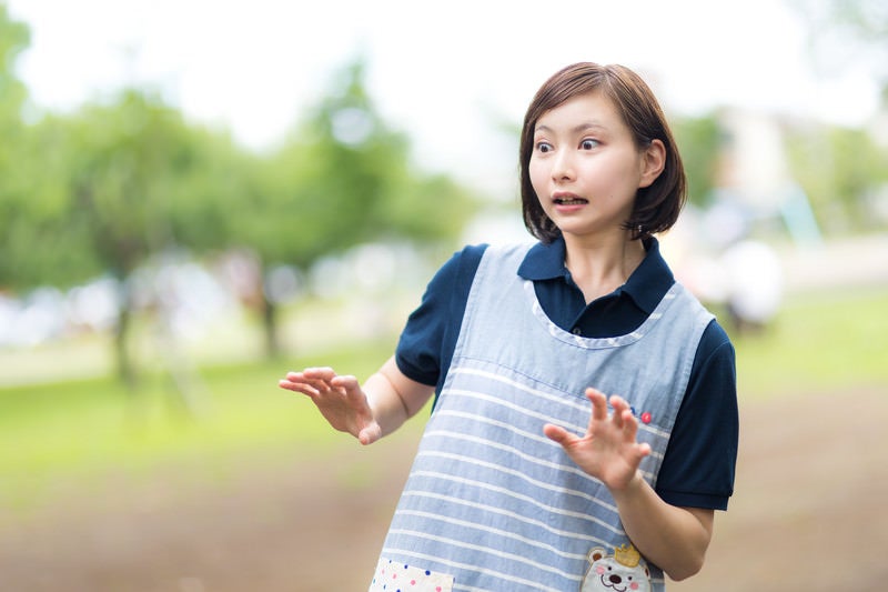 想定外の出来事が起きて慌てる女性介護士の写真