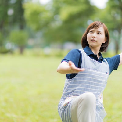 施設で教えてもらった体術を披露する女性の写真