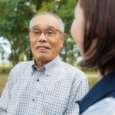 高齢者（86歳）とヘルパーの女性の写真