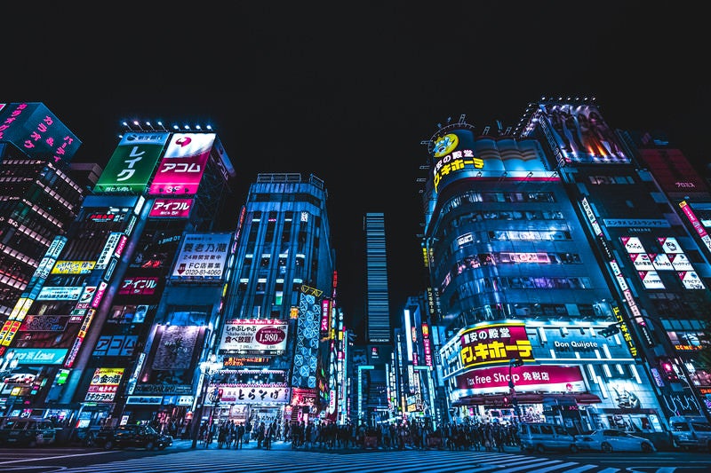 見上げた歓楽街の景色（東京都新宿区）の写真