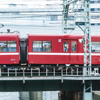 陸橋を走り抜ける電車の側面（京急逗子線）の写真