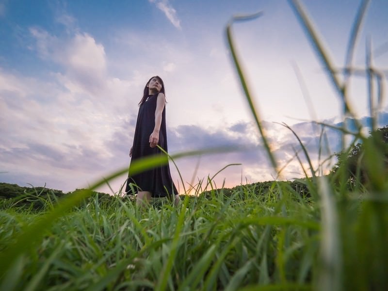 公園を彷徨く黒いワンピースのおねえさんの写真