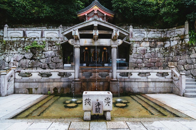 京都・清水寺の「音羽の滝」の写真