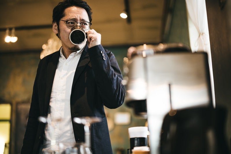 コーヒーを飲む男性の写真