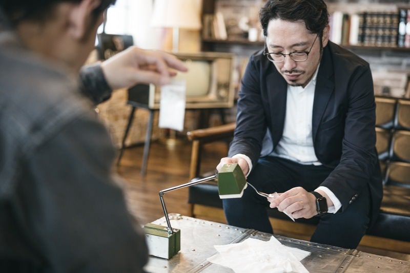 白い粉（片栗粉）をパケに詰める作業の写真