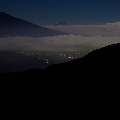 山頂から街の夜景の写真