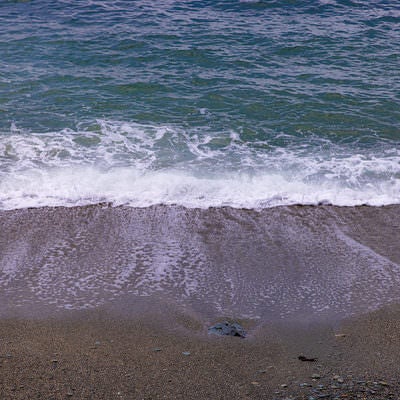 波打ち際の浜辺の写真