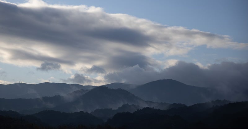 雨上がりガスがかかる山々の写真