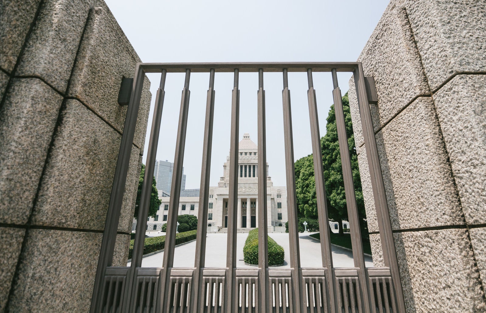 「柵越しの国会議事堂」の写真