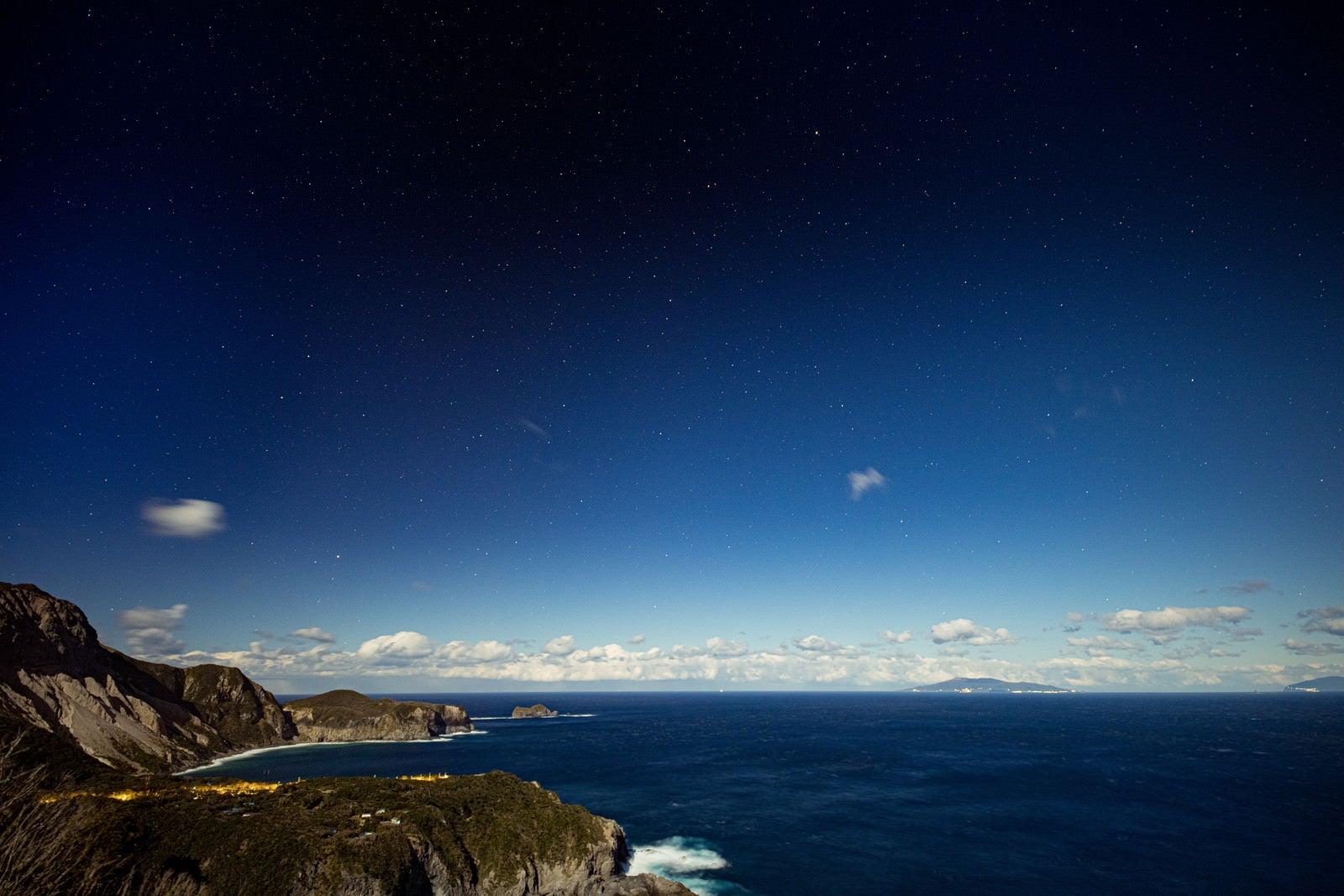 「神津島の多幸湾展望台から見る夜景」の写真