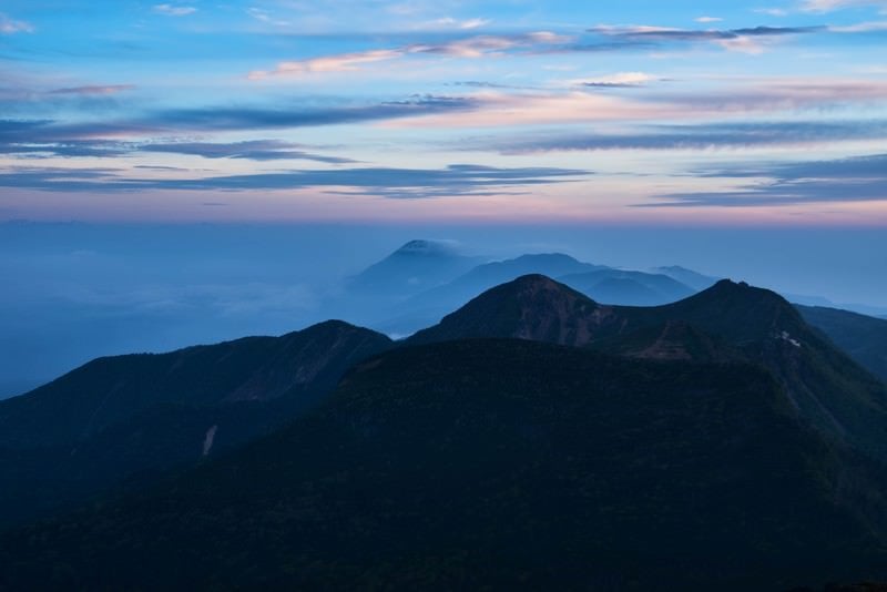 茜色に染まる空と北八ヶ岳の写真