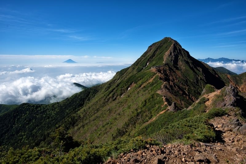 赤岳から望む富士山の写真