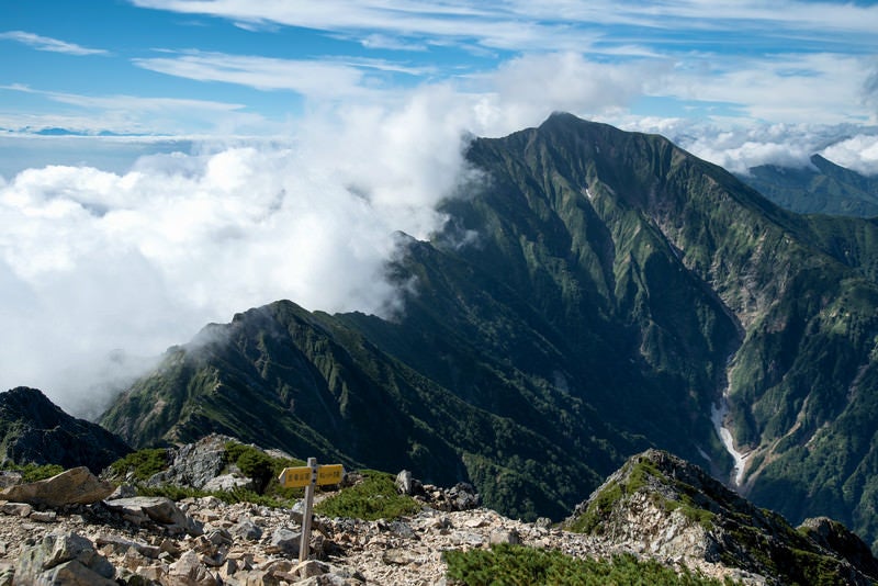 登山道の指導標と稜線の写真