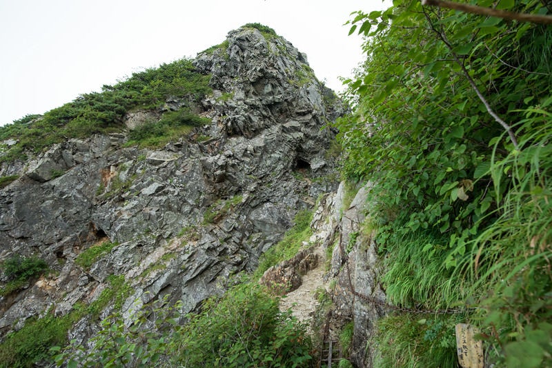 鎖場を抜けて進む登山道の写真