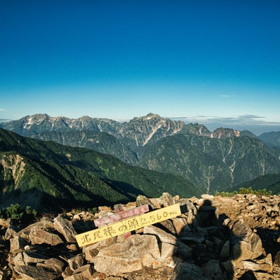 北尾根の頭から望む山々の写真