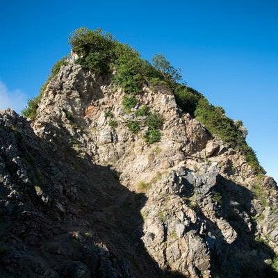 岩石剥き出しの登山道の写真