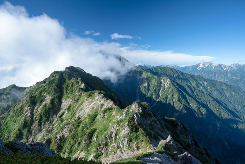 登山道から眺める山々と雄大な景色の写真