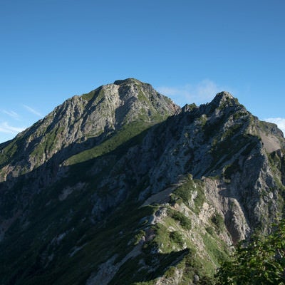 登山道から見た切り立つ岩尾根の写真