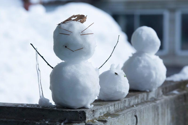 ニヒルな雪だるまの写真