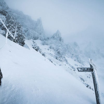 トレースの無い山頂直下の岩場（赤岳）の写真