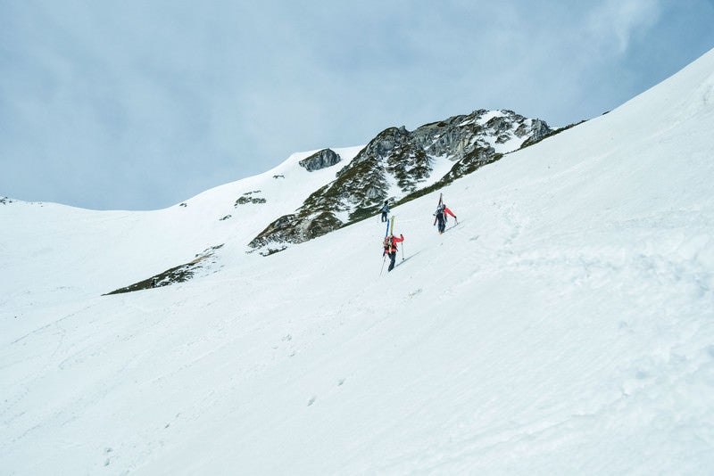 雪山に挑む登山者達の足跡の写真