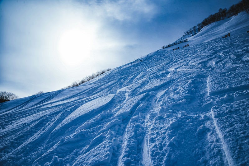 雪の深いシュプール（未圧雪斜面）の写真