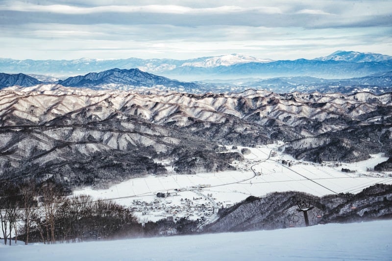 白馬五竜スキー場から見える雪化粧した山々の写真