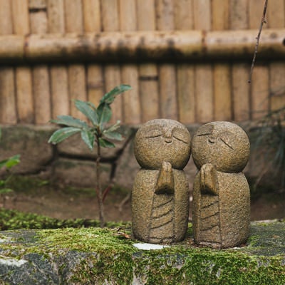 竹垣の前の石の上にいらっしゃるかわいらしいお地蔵様（詩仙堂）の写真