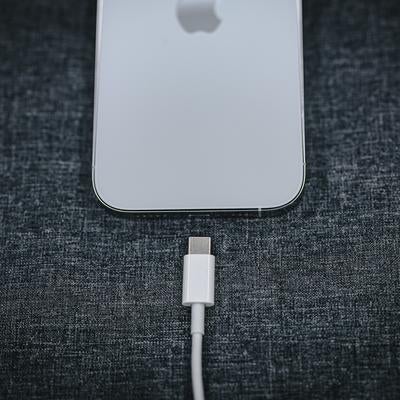 使えそうで使えない。LightningポートのiPhoneにUSB-Cケーブルの写真