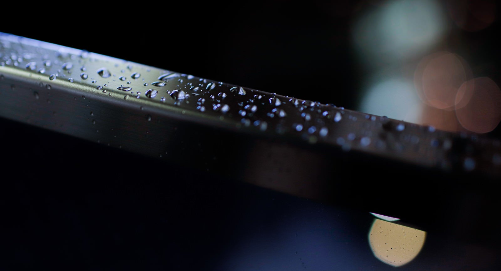 「雨粒と手すり」の写真