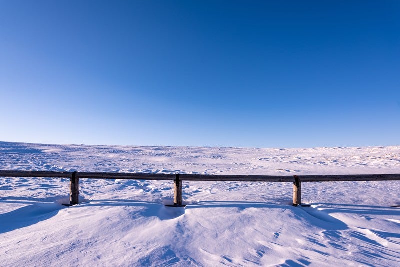 雲一つない青空と雪原の写真